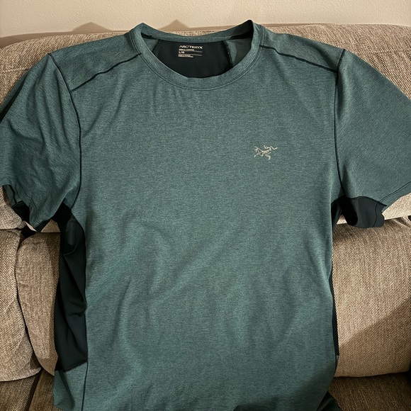 ARC’TERYX HAUL. Sizes are M,L for the pink jacket (women) - Picture 7 of 16